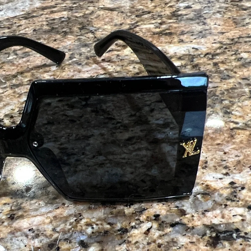 BRAND NEW Auth. LV Black Designer sunglasses 🕶️ read caption - Picture 3 of 11